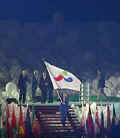 upan Aten s Paraolimpijsko zastavo.